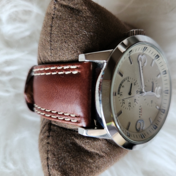 Guess Men's Watch with Brown Leather Strap - Picture 2 of 4